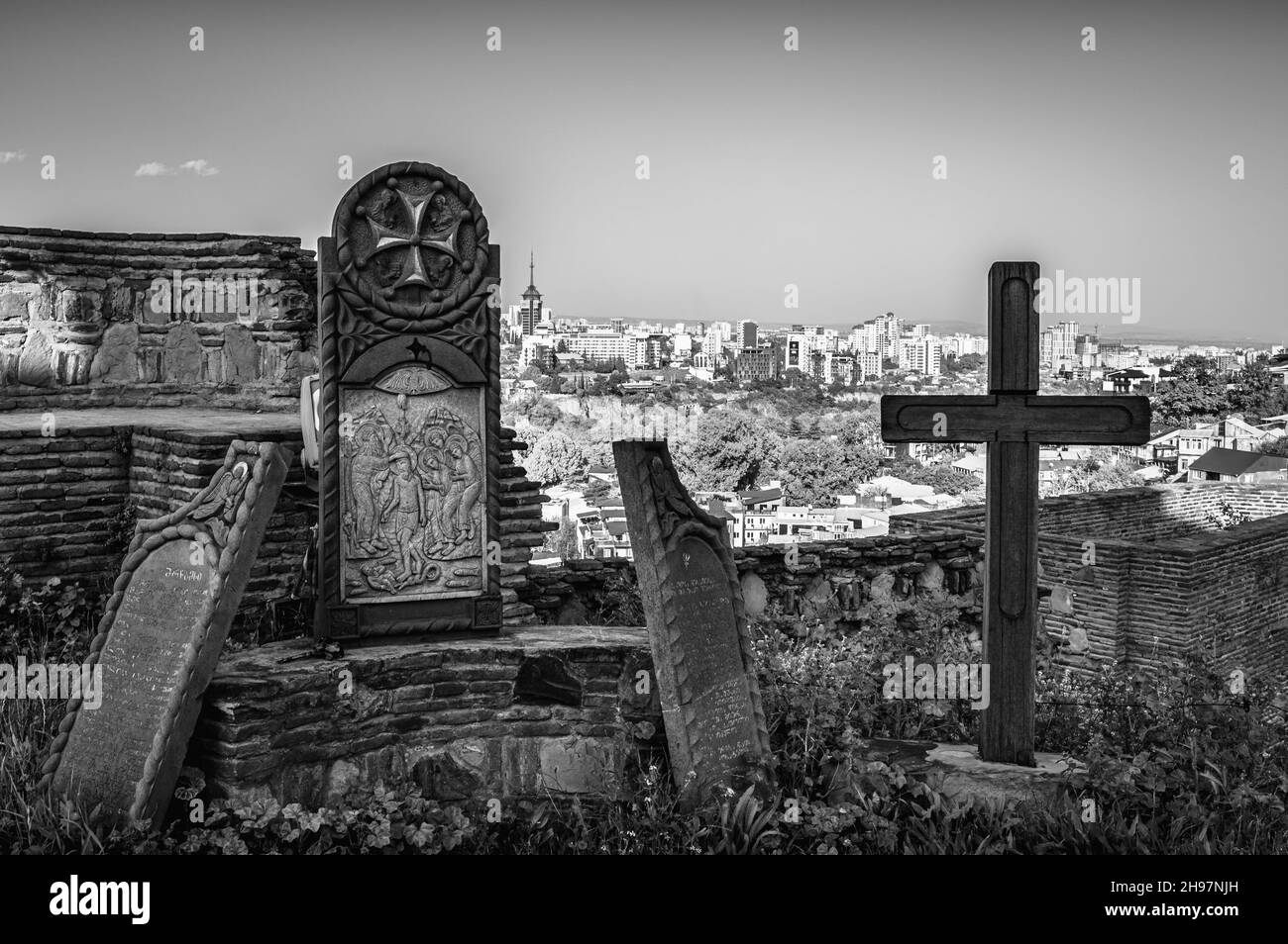 Alte Grabsteine innerhalb der Festung Narikala in der Stadt Tiflis, Georgien. Schwarz und Weiß. Stockfoto