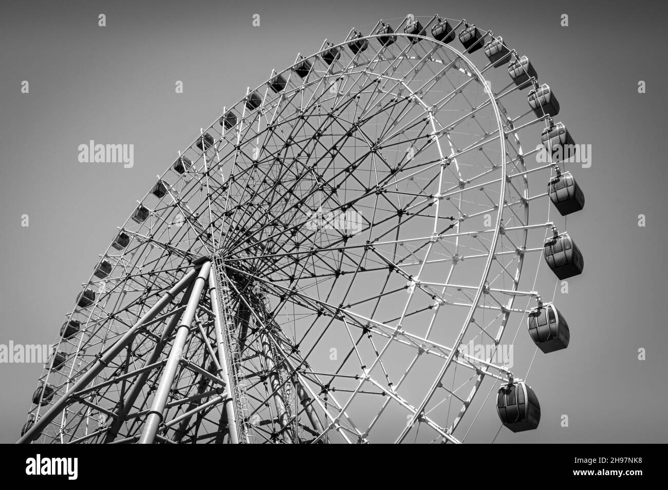 Panoramablick auf das Riesenrad im Mtasminda Amusement Park. Tiflis, Georgien. Schwarz und Weiß. Stockfoto