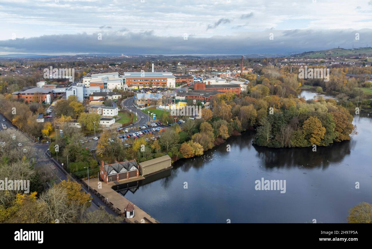 Gesamtansicht des Tameside General Hospital neben dem Stamford Park Bootssee, Ashton-under-Lyne, Greater Manchester. Bilddatum: Freitag, 19. November 2021. Bildnachweis sollte lauten: Anthony Devlin Stockfoto