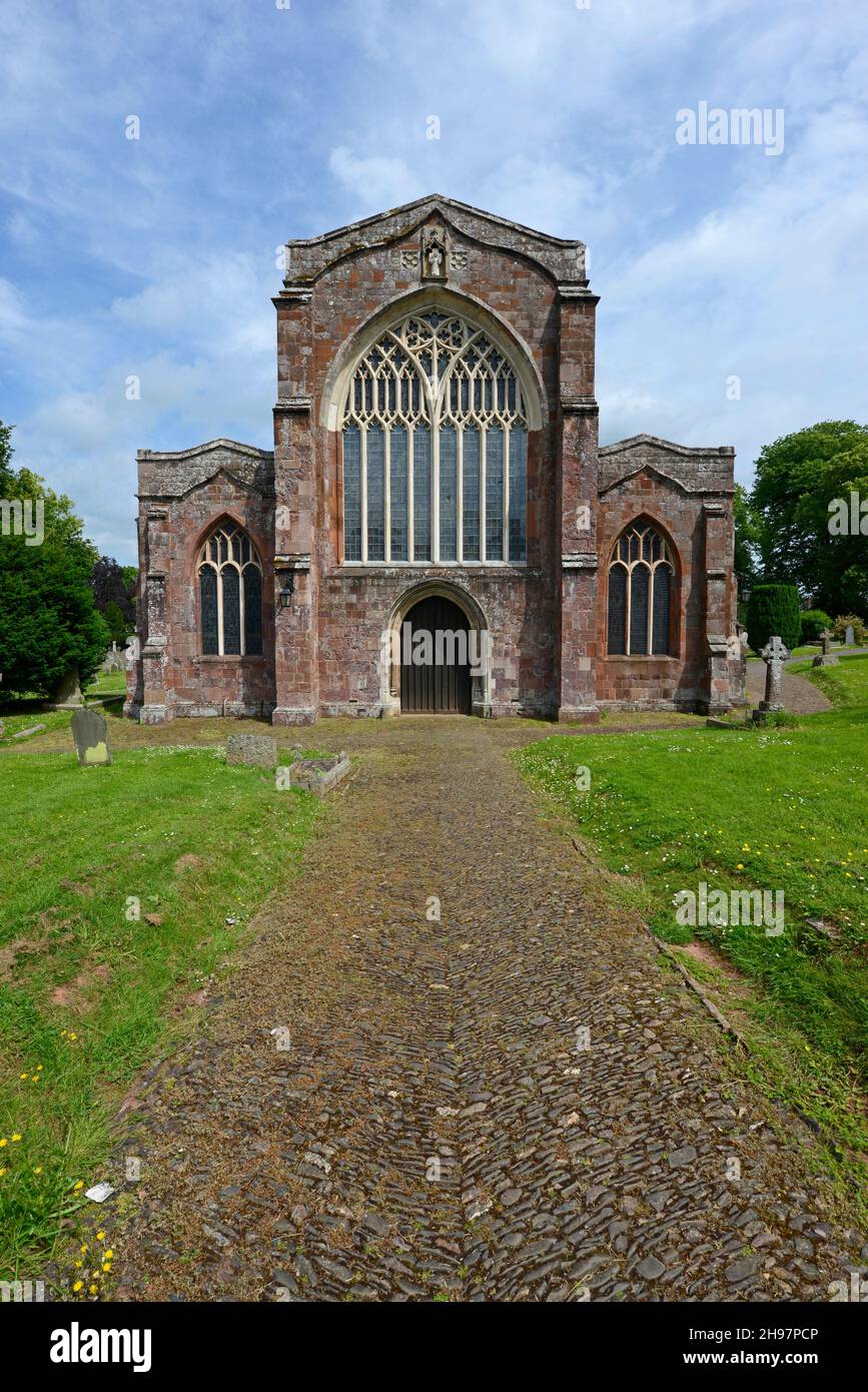 Das Kirchenschiff und der Chor der Kirche Crediton Parish wurden vor über 600 Jahren erbaut und in viktorianischer und edwardianischer Zeit restauriert. Crediton, Devon, Großbritannien Stockfoto