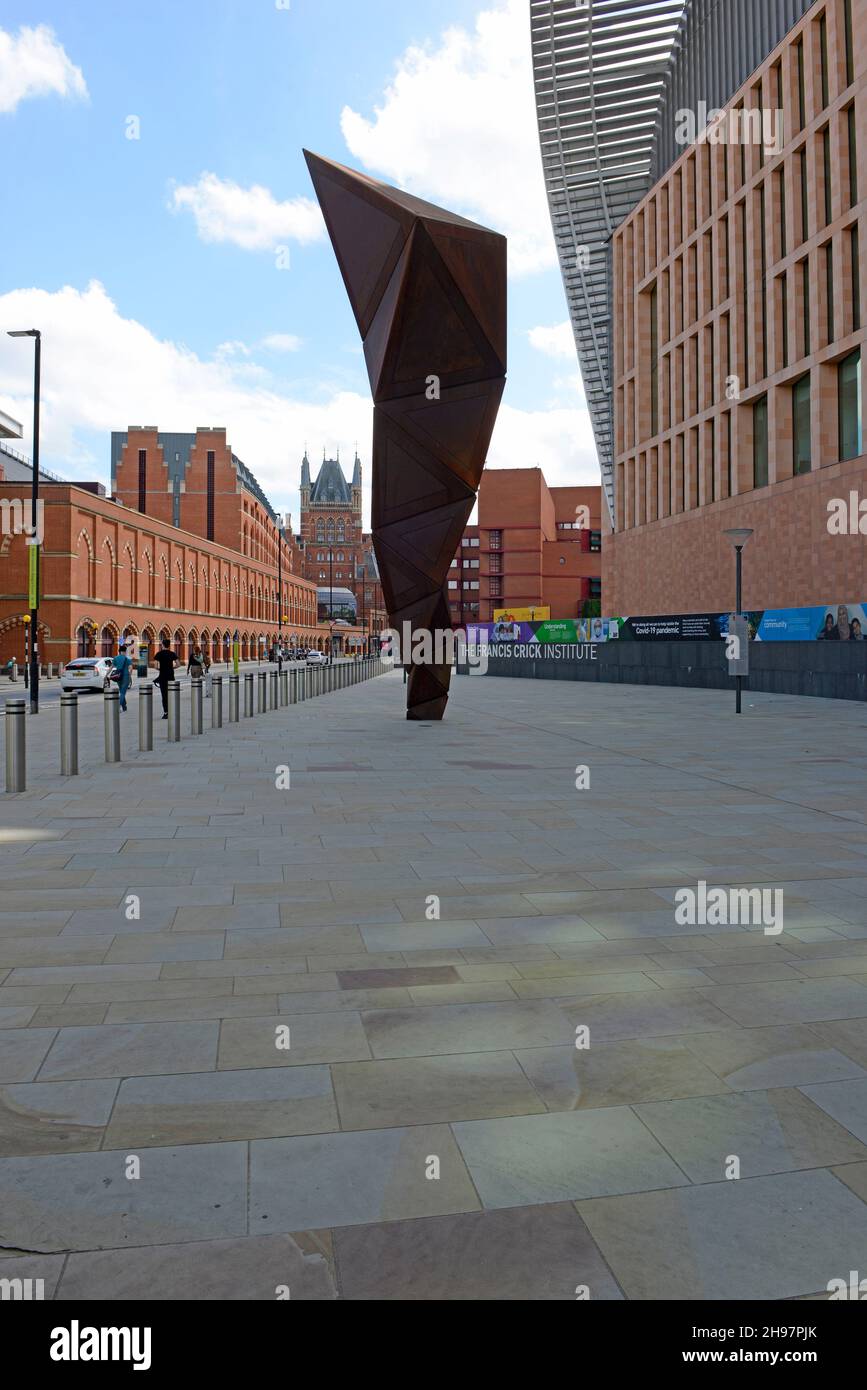 Blick auf die „Paradigm“-Skulptur von Conrad Shawcross vor den Gebäuden des Forschungszentrums Francis Crick in St. Pancras, London, Großbritannien Stockfoto
