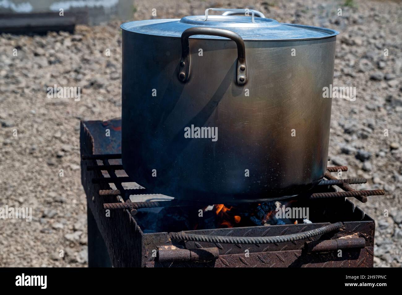 Pfanne mit frischer Fischbrühe Suppe auf dem offenen Feuer oder Brazier gekocht Stockfoto
