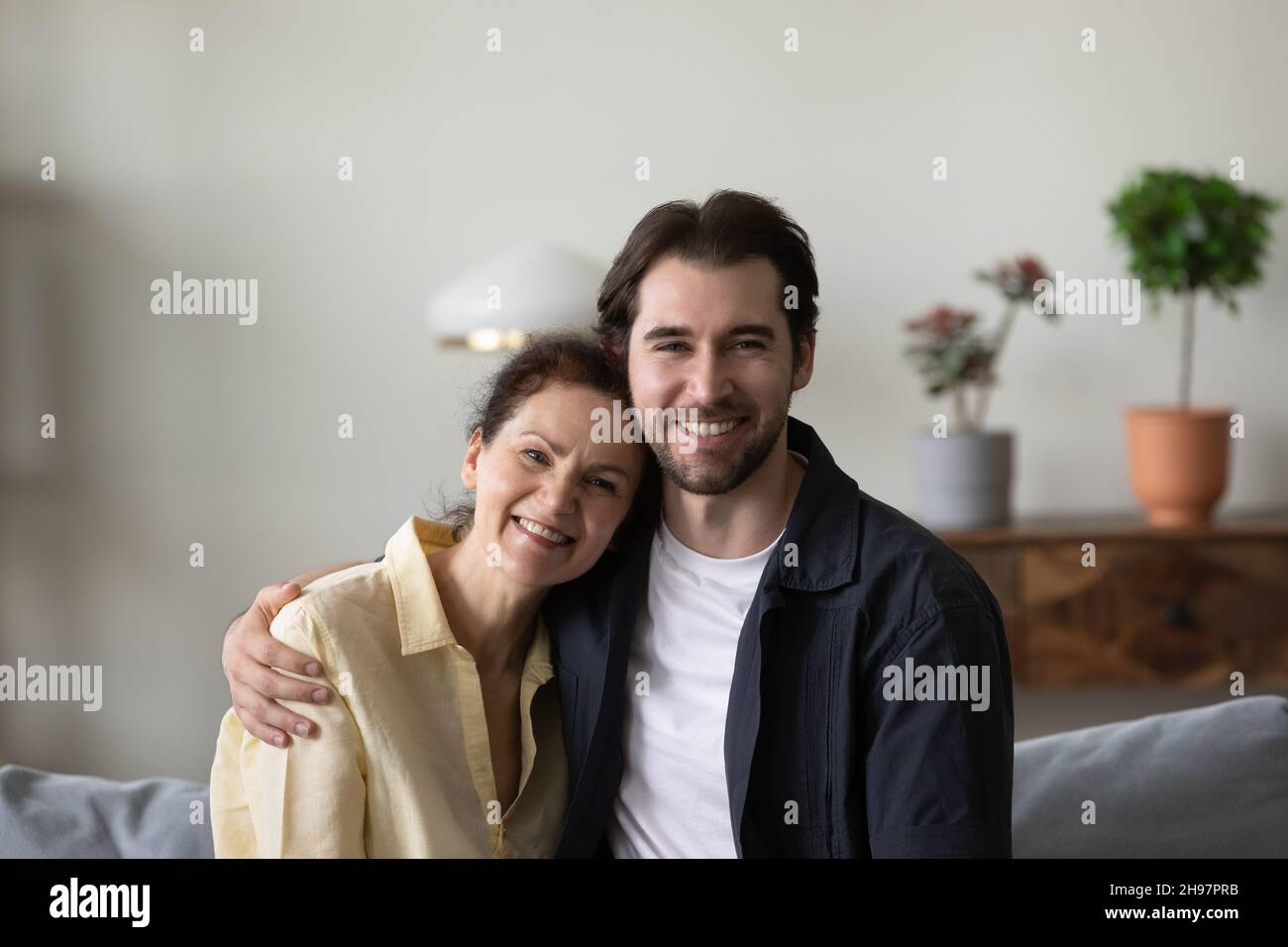 Glücklich erwachsener Sohn und ältere Mutter treffen, genießen Freizeit Stockfoto