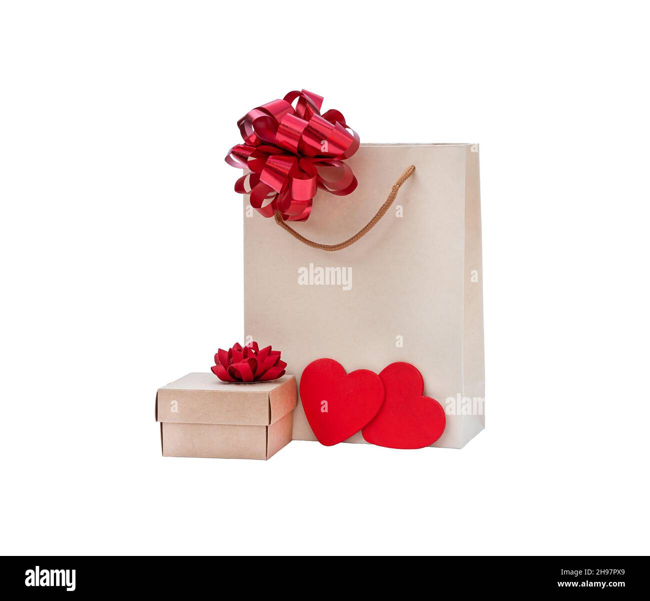 Eco-Tasche mit Geschenkbox Isolate. Papppackung mit Schleife und Geschenk auf weißem Hintergrund Stockfoto