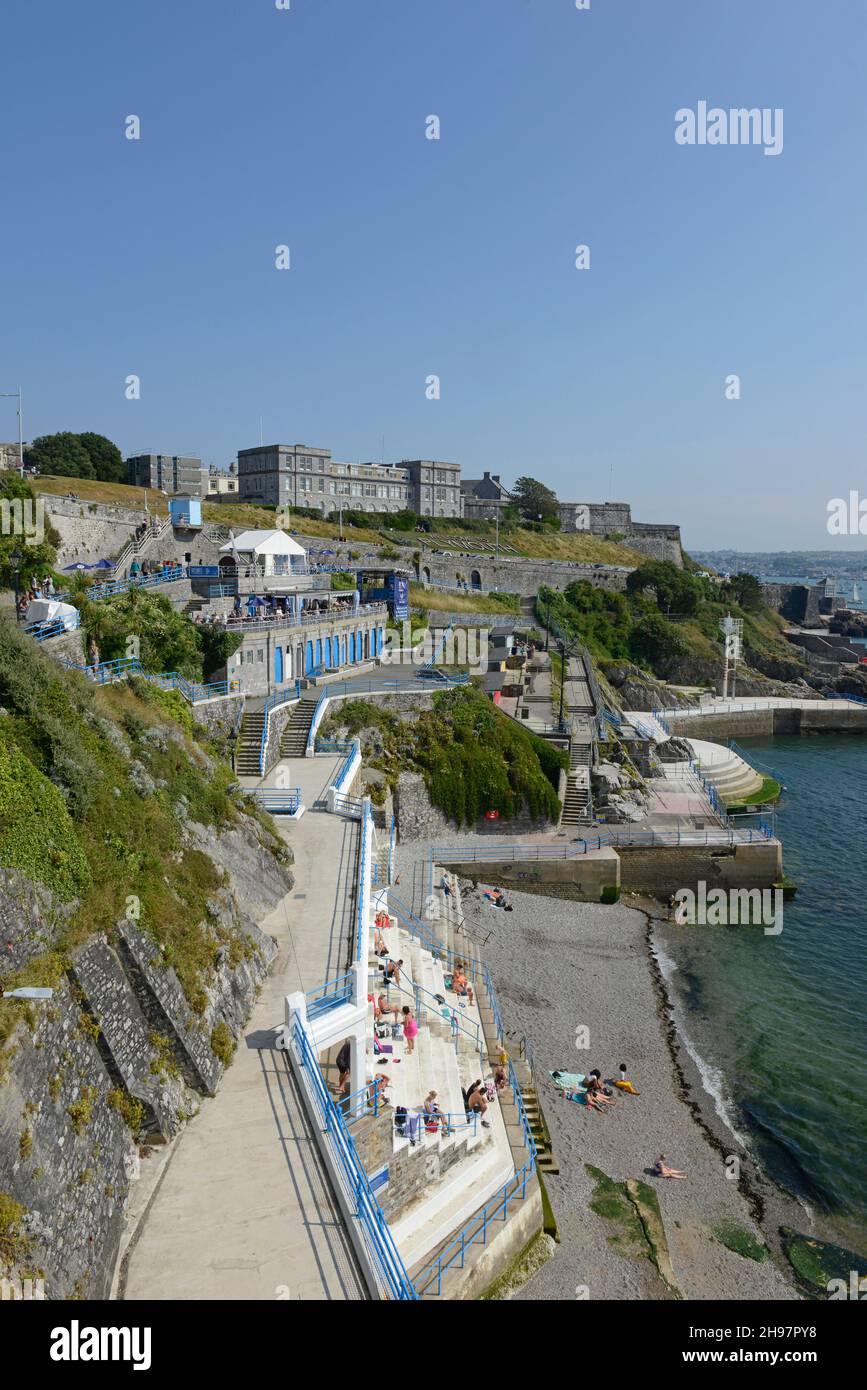 Blick auf die Küste in Plymouth, Devon, Großbritannien, mit den Gebäuden der Marine Biological Association auf der Klippe darüber. Stockfoto