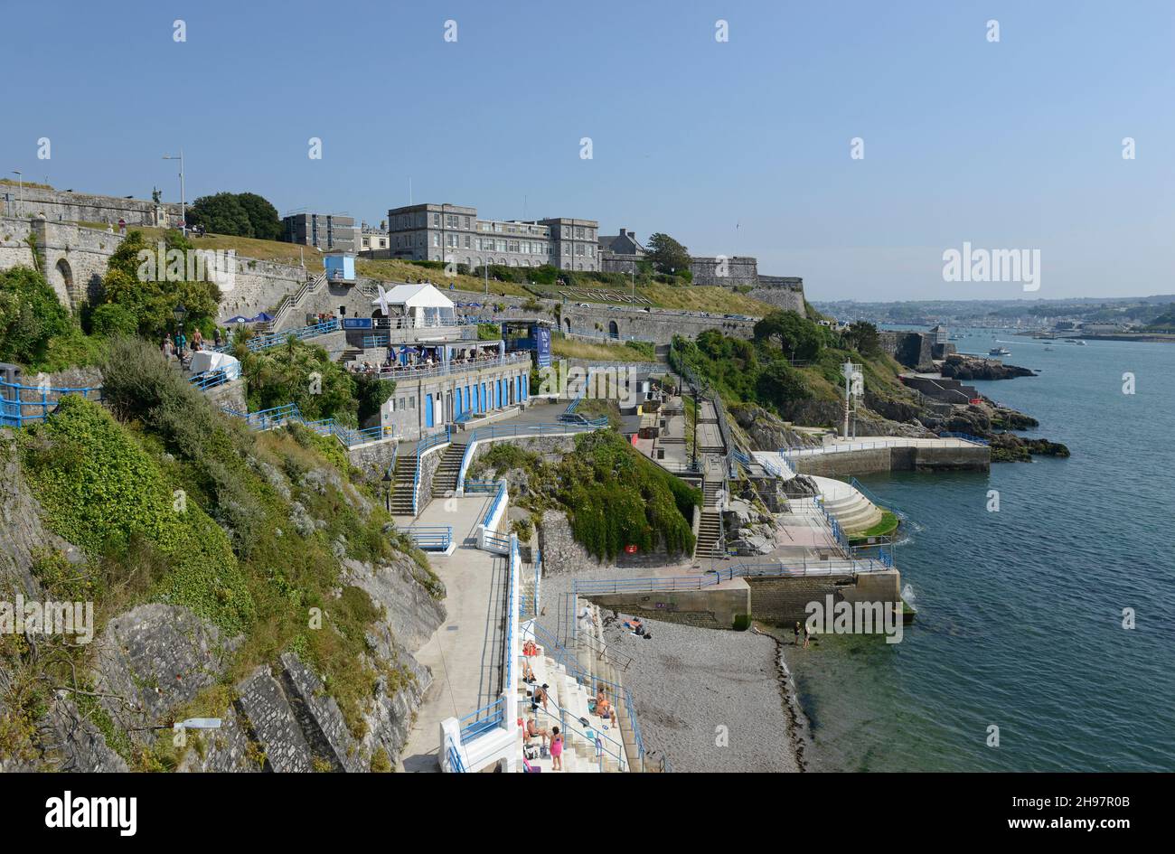 Blick auf die Küste in Plymouth, Devon, Großbritannien, mit den Gebäuden der Marine Biological Association auf der Klippe darüber. Stockfoto