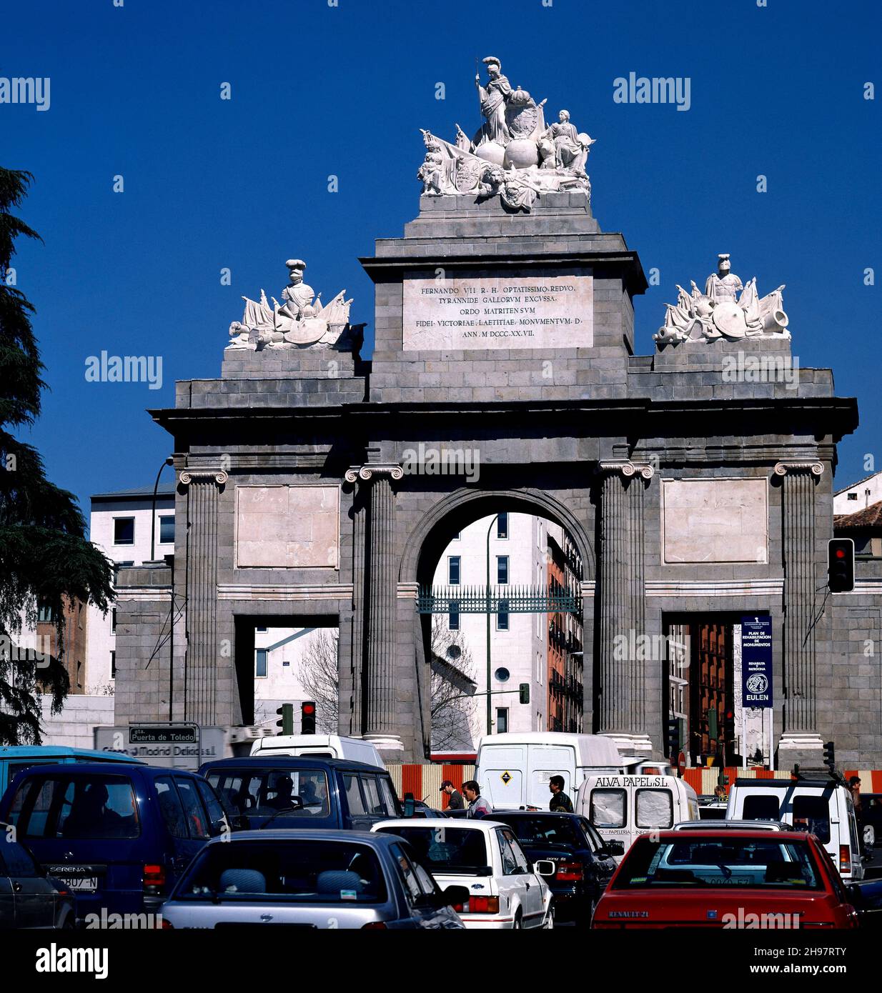 PUERTA DE TOLEDO RESTAURADA - VALLAS DE OBRAS EN LA PARTE BAJA - 1827. AUTOR: LOPEZ AGUADO ANTONIO. LAGE: PUERTA DE TOLEDO. MADRID. SPANIEN. Stockfoto