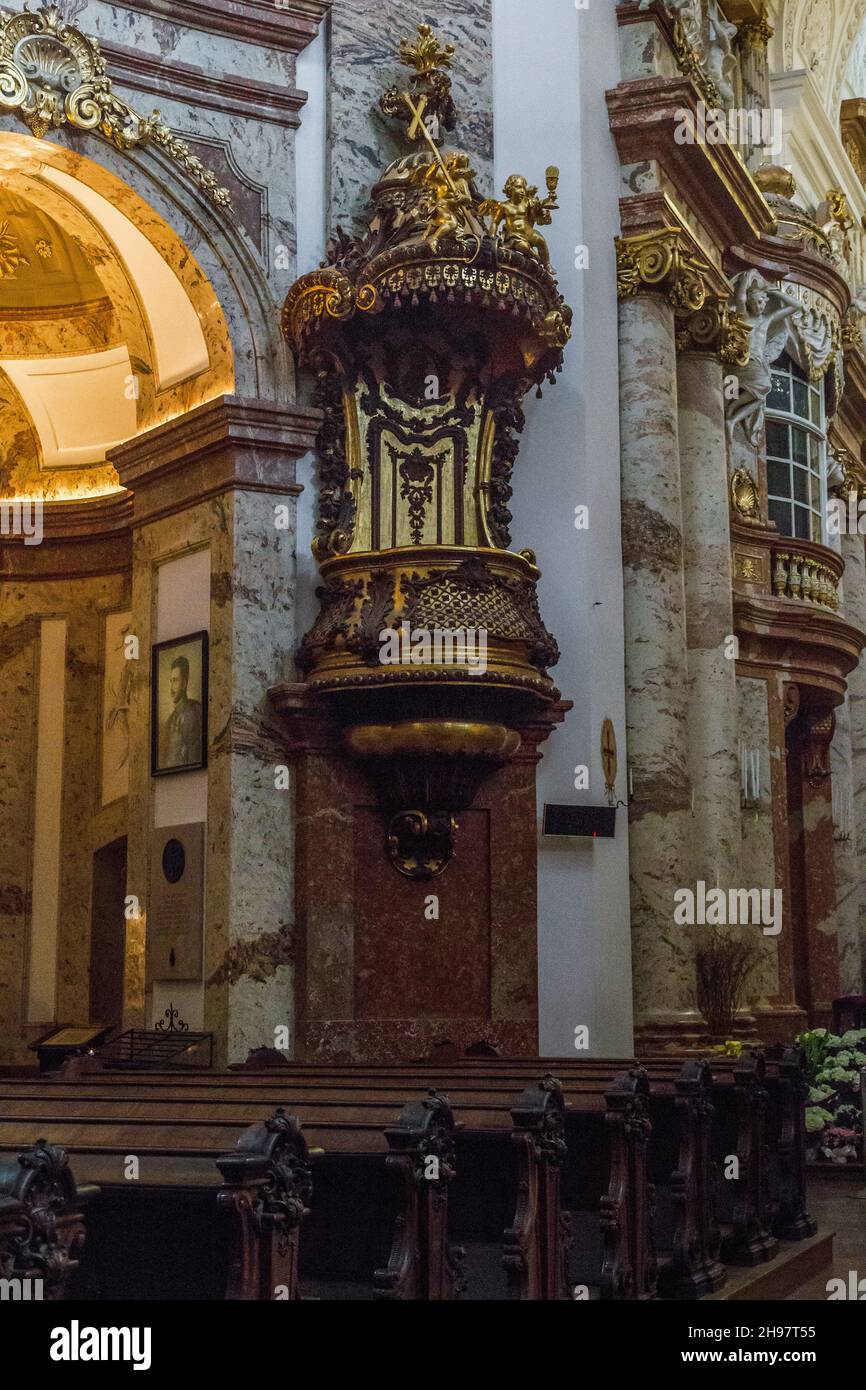 WIEN, ÖSTERREICH - 16. MAI 2019: Dies ist die Kanzel im Barockstil in der Karlskirche. Stockfoto