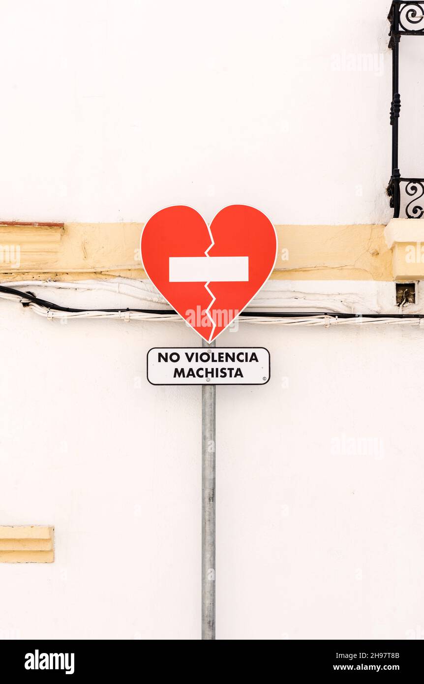 Herzförmiges Verkehrsschild mit spanischer Inschrift 'NO VIOLENCIA MACHISTA' (in engl. Non-sexistische Gewalt) Stockfoto