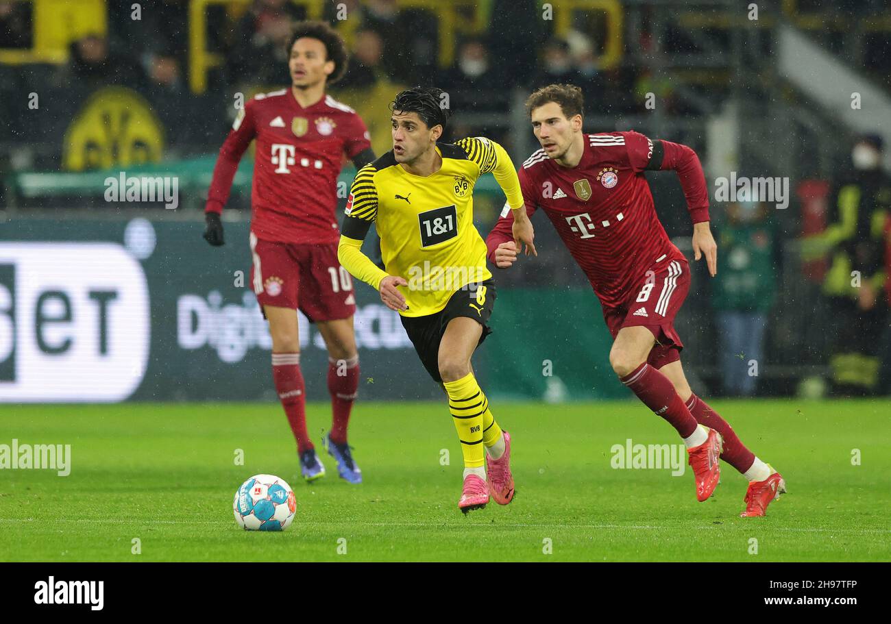 Stadt Dortmund, Deutschland. 04th Dez, 2021. firo: 04.12.2021, Fuvuball, 1st Bundesliga, Saison 2021/2022, BVB, Borussia Dortmund - FC Bayern Mvºnchen 2: 3 Mahmoud DAHOUD, BVB vor Leon GORETZKA/dpa/Alamy Live News Stockfoto