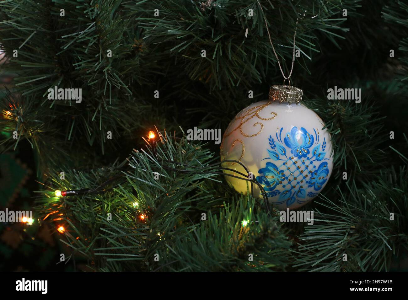 Weihnachtsbaumschmuck. Unscharfer Hintergrund. Selektiver Fokus. Stockfoto