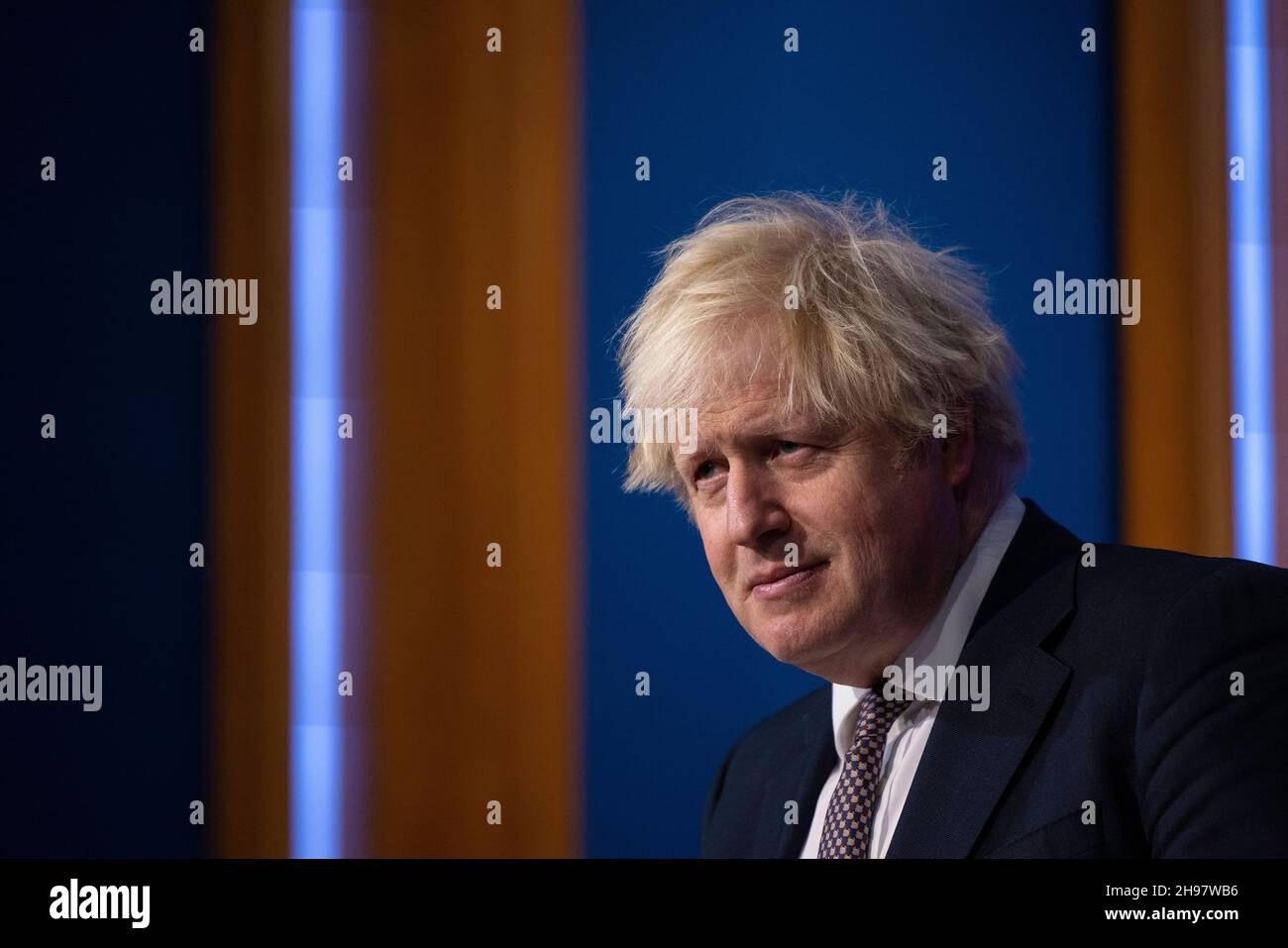 LONDON, ENGLAND, Großbritannien - 27. November 2021 - der britische Premierminister Boris Johnson hält an der Covid-19-Pressekonferenz zusammen mit Chris Whitty, Chief Medical of Stockfoto