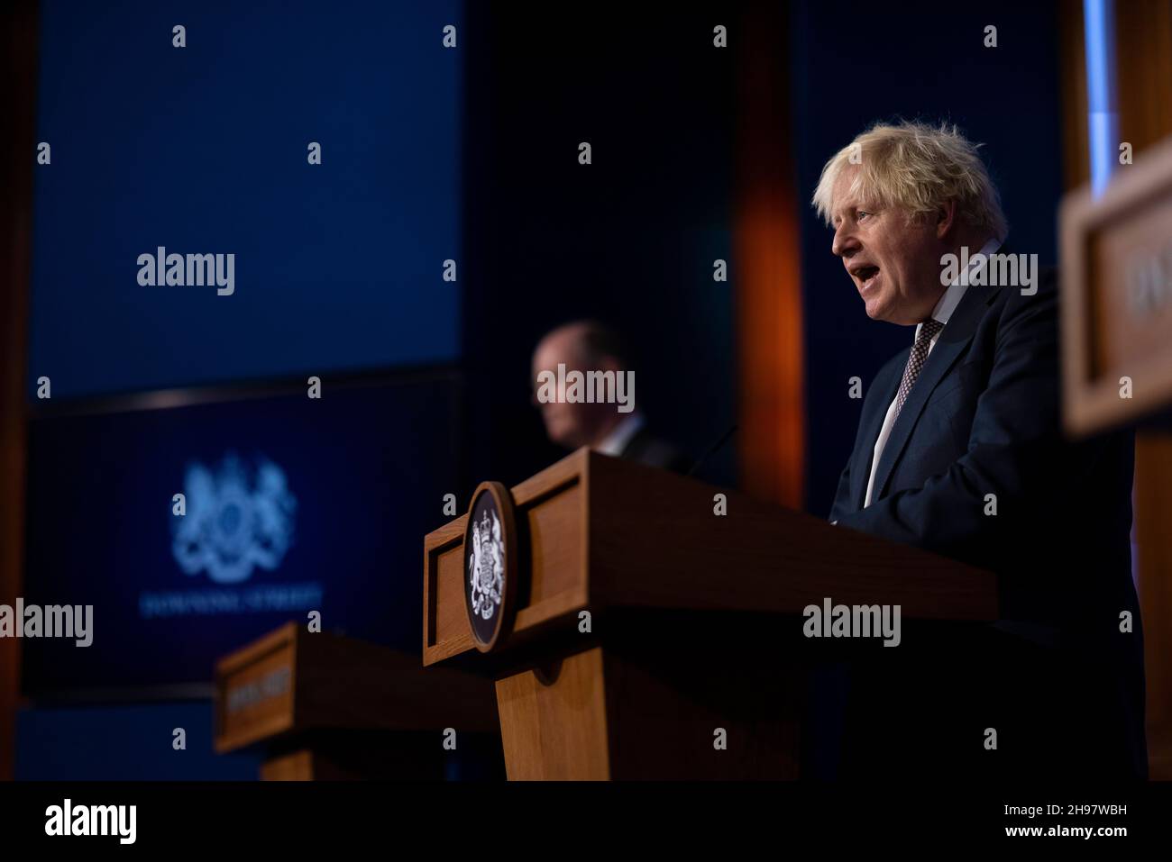 LONDON, ENGLAND, Großbritannien - 27. November 2021 - der britische Premierminister Boris Johnson hält an der Covid-19-Pressekonferenz zusammen mit Chris Whitty, Chief Medical of Stockfoto