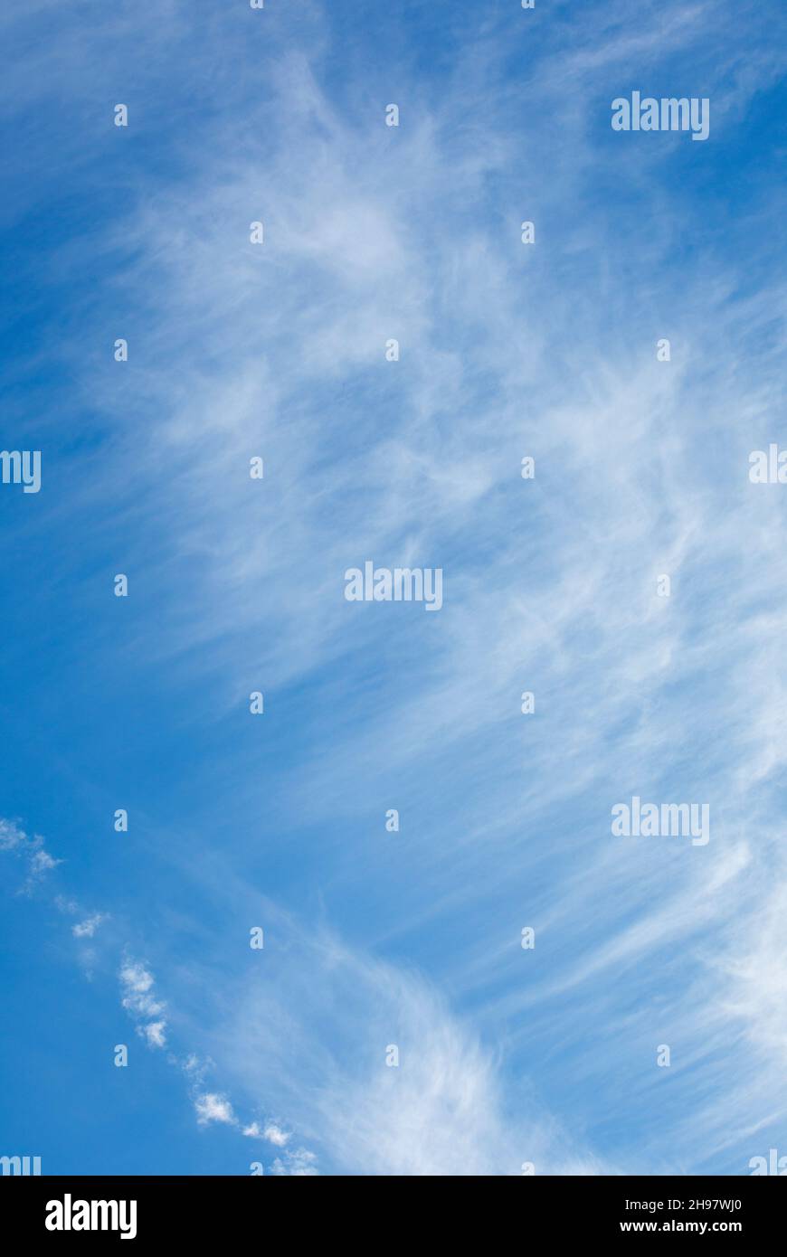 Weiße Wolken am blauen Himmel, Finnland Stockfoto