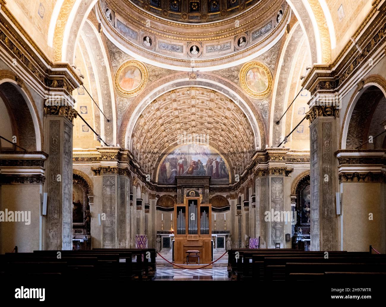 Die Kirche der Heiligen Maria in der Nähe des Heiligen Satyrus im 15.. Jahrhundert mit seiner falschen Apsis, frühes Beispiel der Trompe-l'œil, Mailand, Lombardei, Italien gebaut Stockfoto