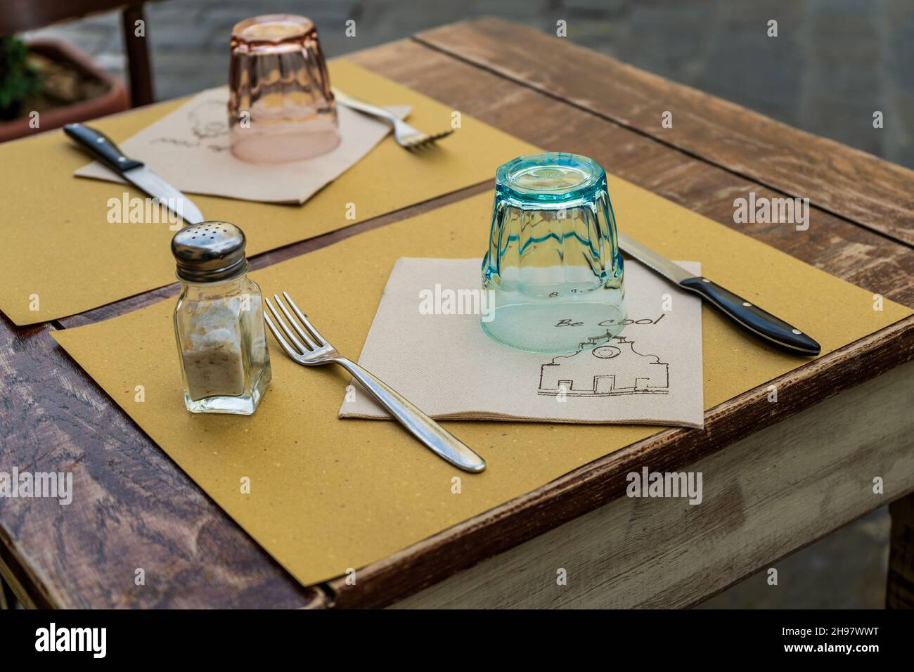 Tischeinstellung eines Restaurants mit Glas und Besteck, auf dem Santo Spirito Platz, an einem bewölkten Tag, im Oltrarno Viertel, im Stadtzentrum von Florenz, Toskana Stockfoto