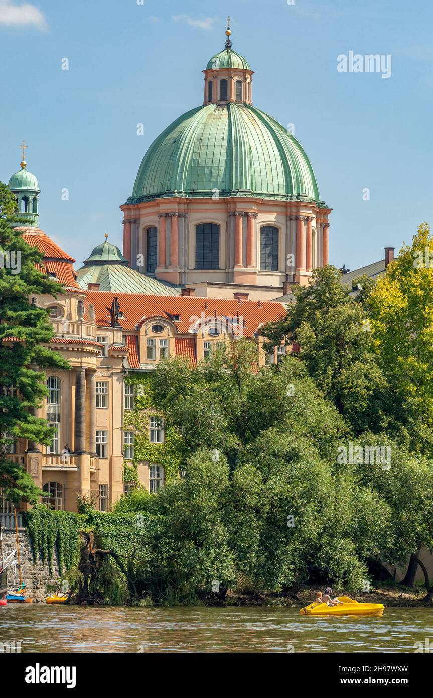 Die 40 Meter hohe grüne Kuppel und Kuppel der neoklassizistischen Kirche des Hl. Franziskus von Assisi von Jean-Baptiste Mathey überblickt die Prager Moldau. Stockfoto