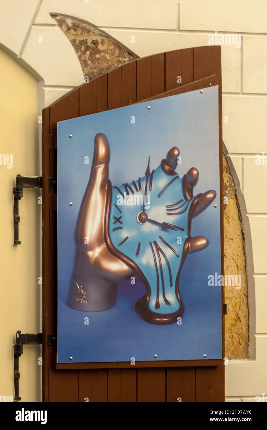 Eine Bronzehand mit einer schmelzenden Uhr von Salvador Dali auf einer  Fensterblende des Kunstshopens und der Galerie „Salon der geistigen  Geschenke“ im Prager Malá Štupartská Stockfotografie - Alamy