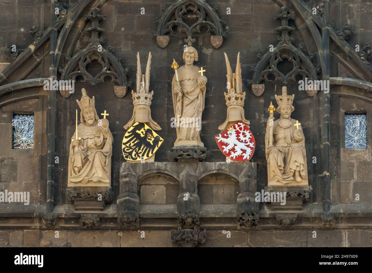 Statuen auf der façade der Altstädter Brücke Turm des stehenden Heiligen Veits, Schutzpatron der Brücke, flankiert von den sitzenden Karl IV. Und Wenzel IV Stockfoto