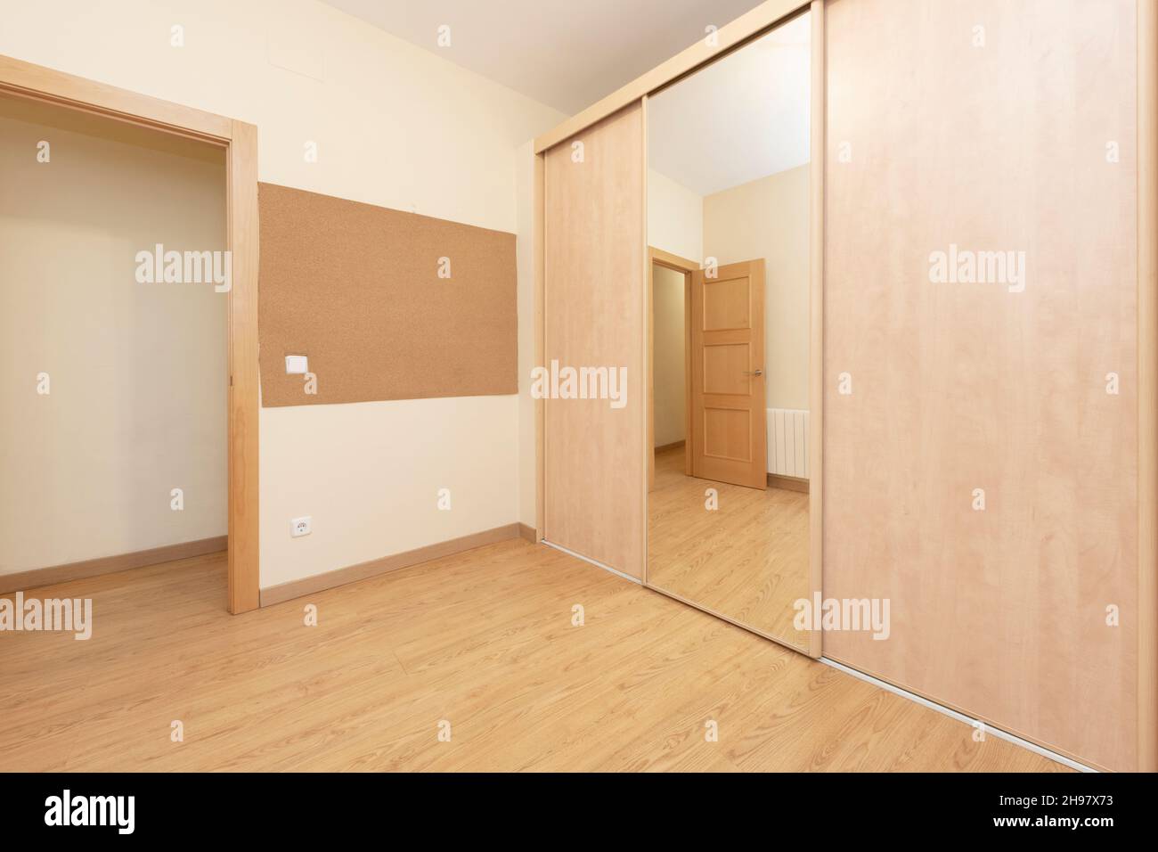 Unmöbliertes Zimmer mit großem Einbauschrank und Eichenparkettböden Stockfoto