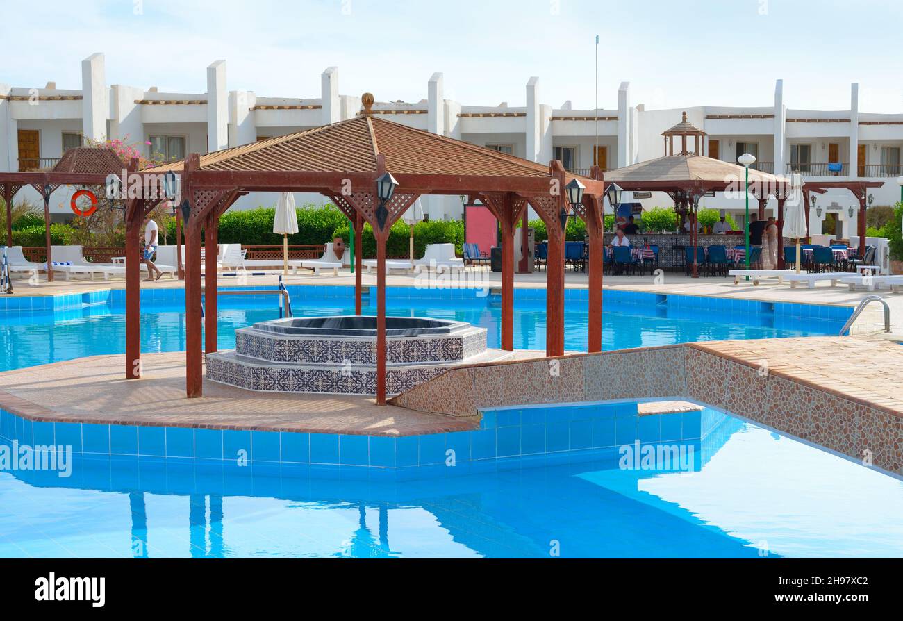Wunderschöner grüner Garten mit Pool in einem ägyptischen Hotel. Stockfoto