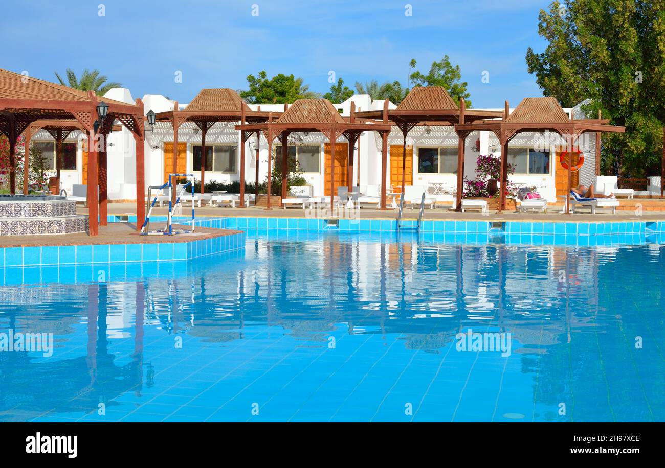 Wunderschöner grüner Garten mit Pool in einem ägyptischen Hotel. Stockfoto