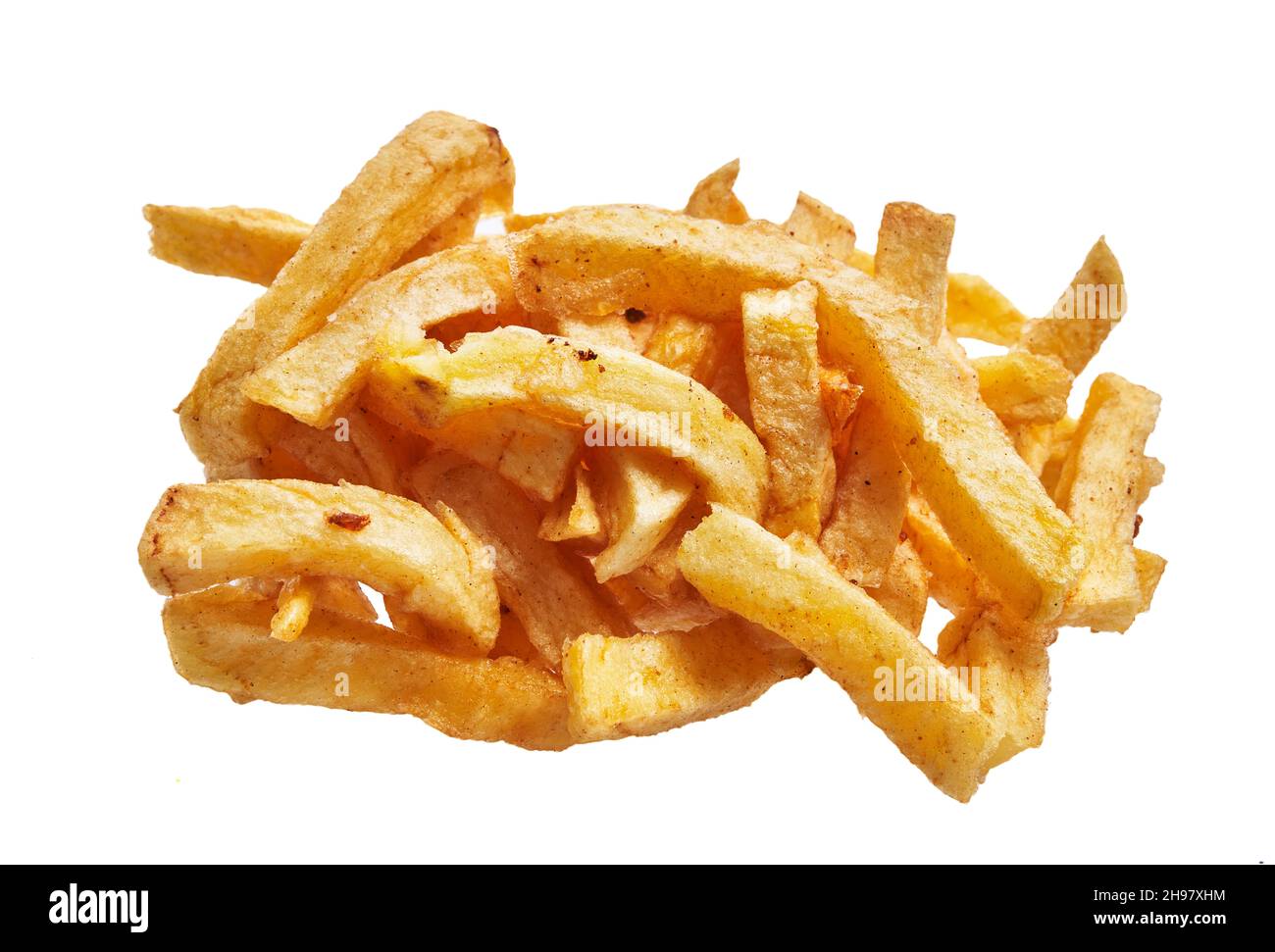 Ein Haufen frittierter französischer Kartoffeln auf weißem Hintergrund isoliert Stockfoto