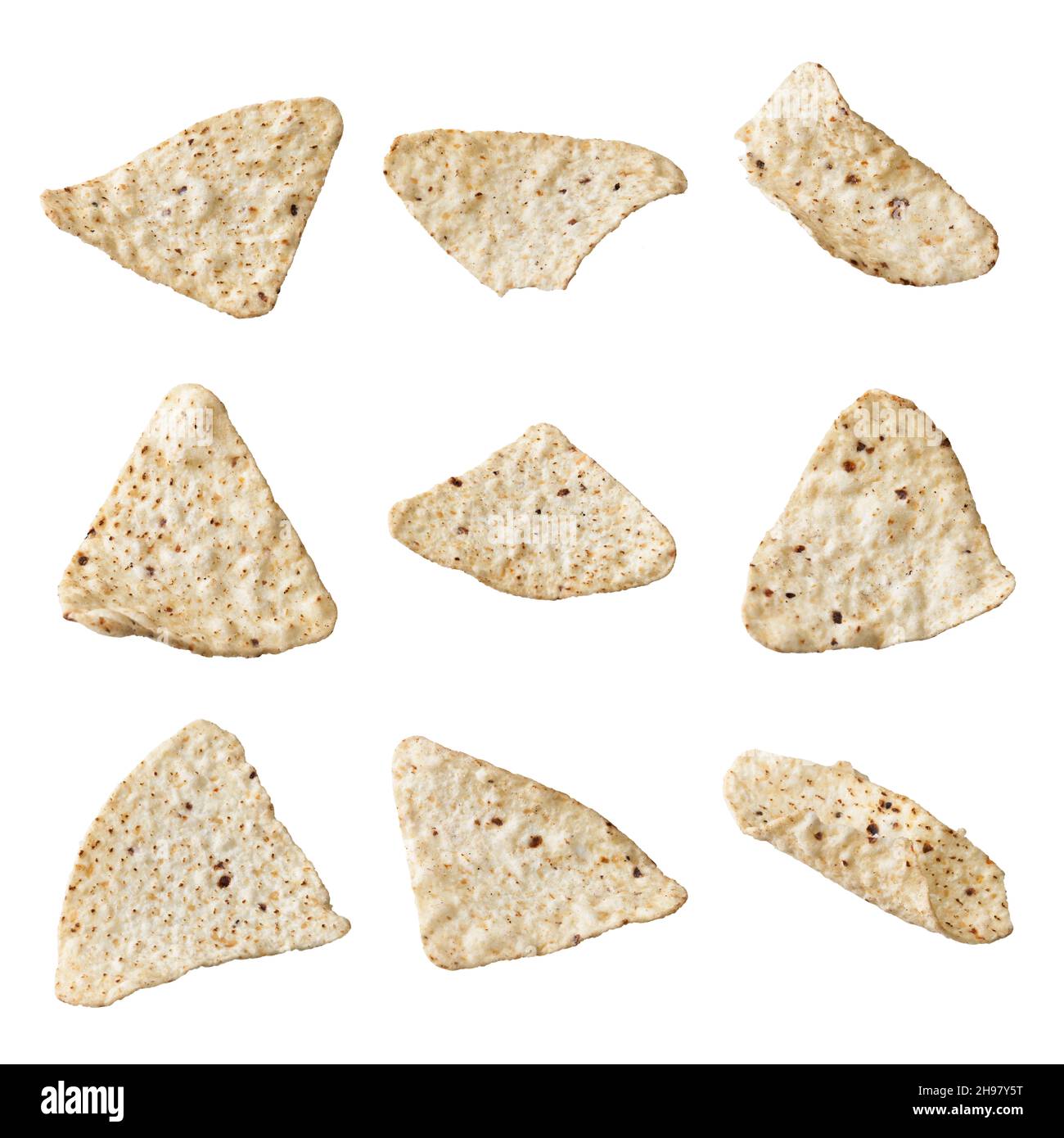 Haufen mexikanischer Nachos-Chips isoliert auf weißem Hintergrund Stockfoto