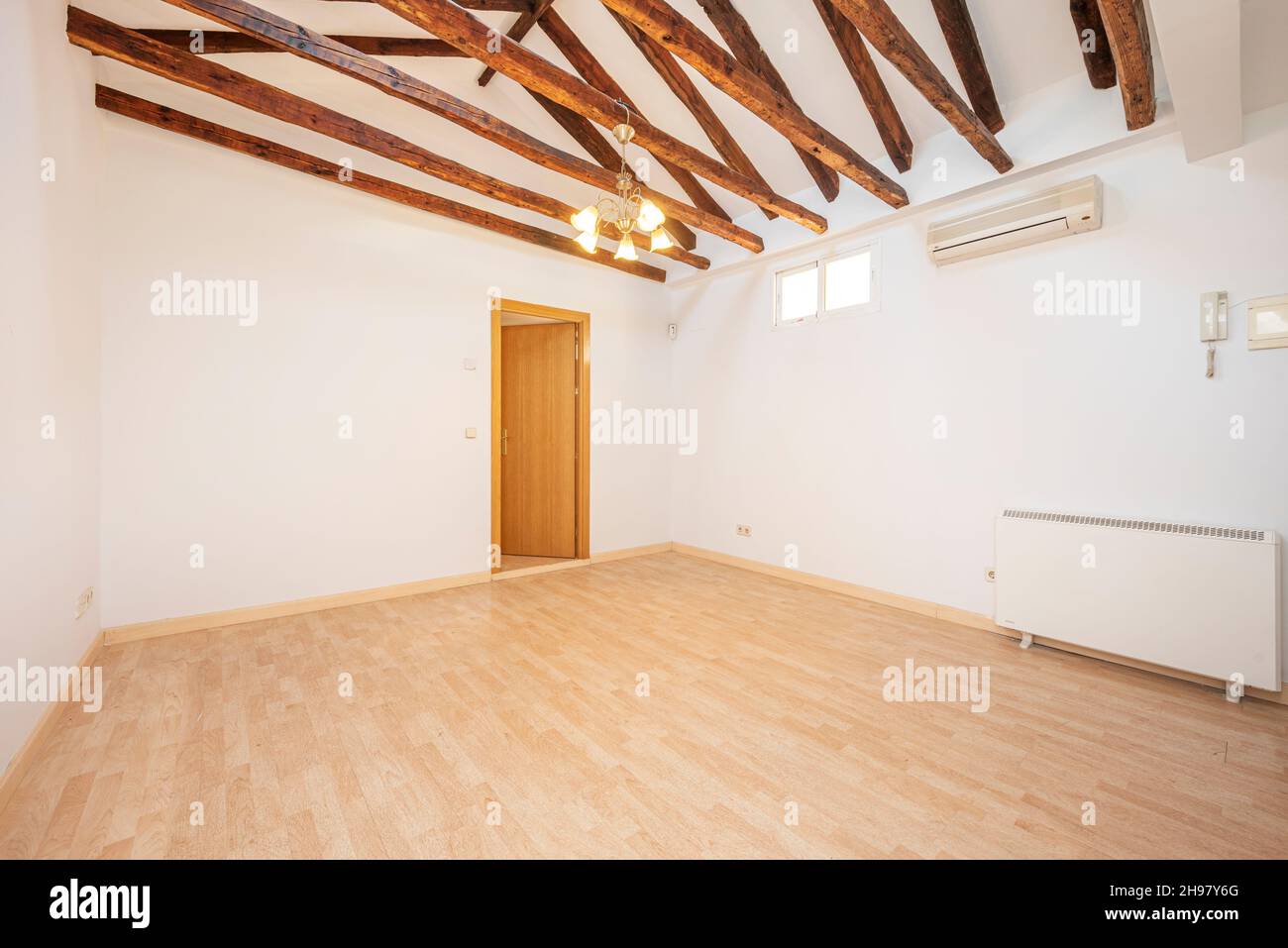 Leerer Speisesaal in einem Penthouse mit freiliegenden Holzbalken an der Decke Stockfoto