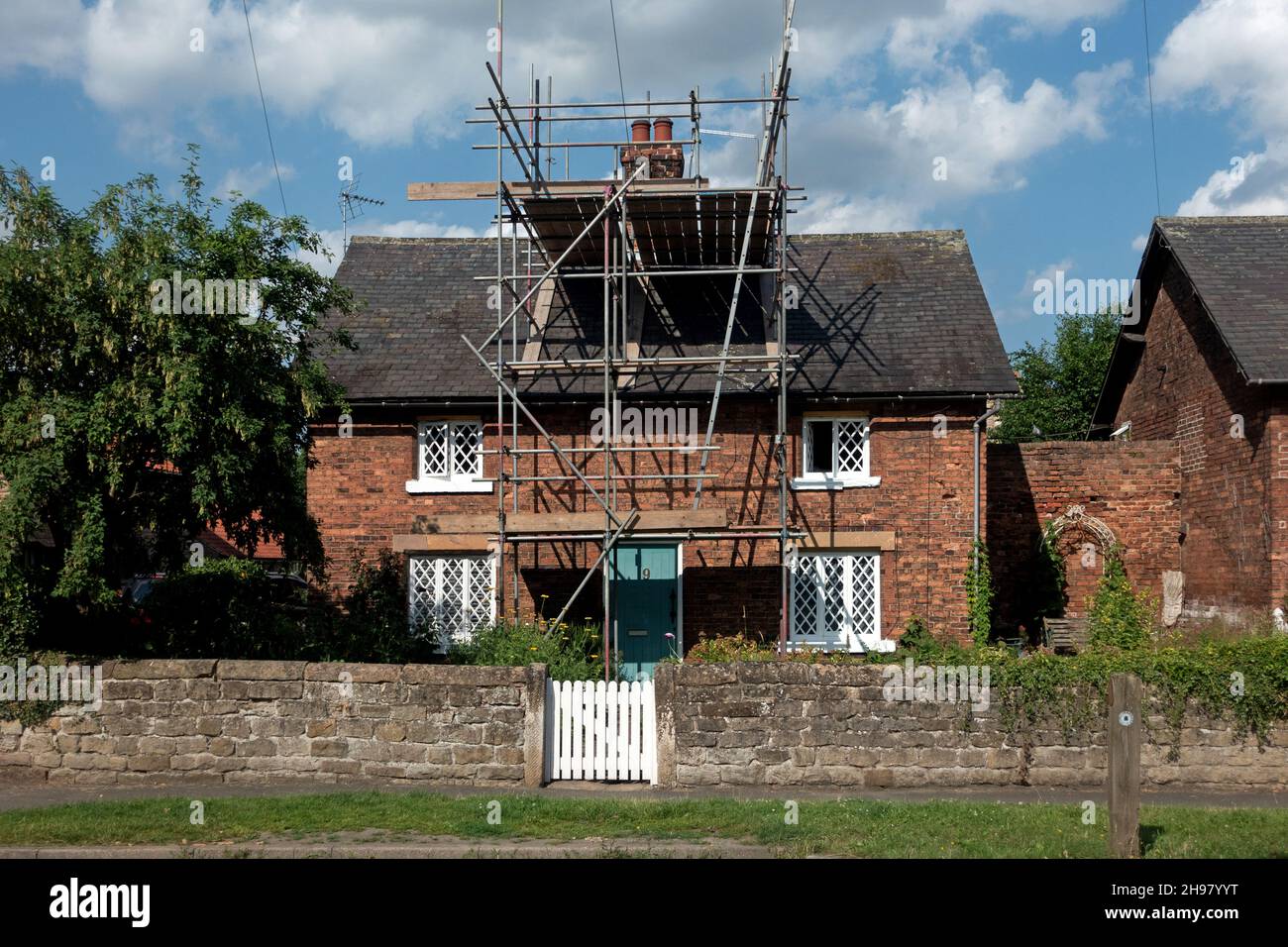 Dachgerüstarbeiten an einem verhafteten Häuschen in Barlborough, Derbyshire Stockfoto