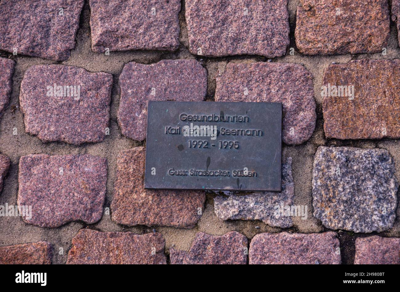 Bad Buchau, Baden-Württemberg, Deutschland: Gruppenplastik 'Gesundbrunnen' des Bildhauers Karl Henning Seemann vor der Federseeklinik. Stockfoto