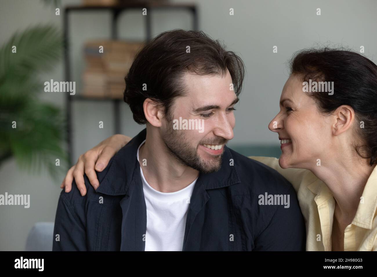 Glückliche reife Mutter umarmt Sohn mit Liebe, Dankbarkeit, Zuneigung Stockfoto