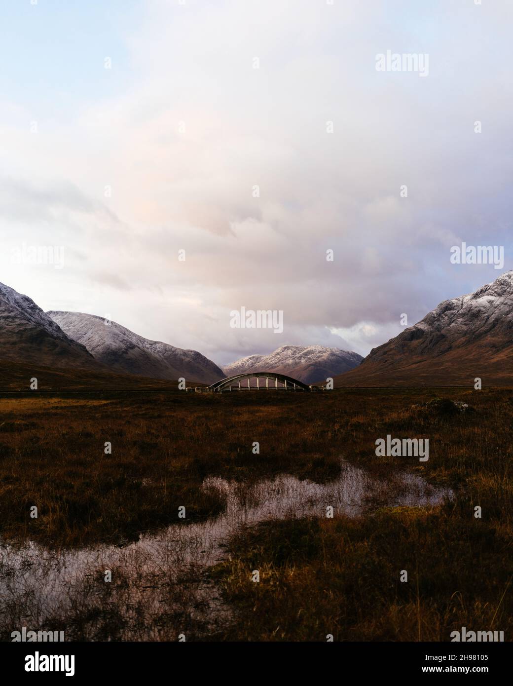 Blick in Richtung Glen Etive vom Rannoch Moor am Rande von Glencoe bei Sonnenaufgang an einem Wintermorgen mit Schnee auf den Berggipfeln. Stockfoto