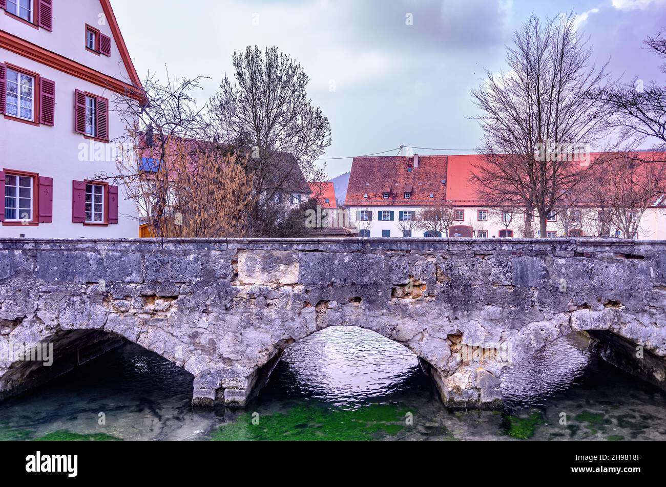 Zwiefalten, Baden-Württemberg, Deutschland: Brücke über die Zwiefalter Aach, im Hintergrund das Rathaus. Stockfoto