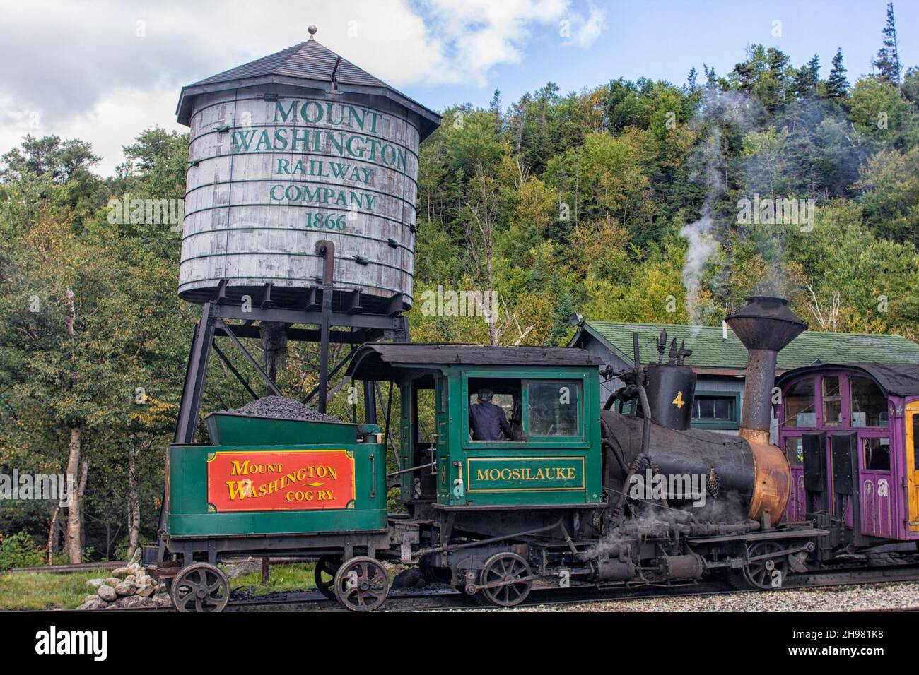 Die Zahnradbahn auf den Mount Washington ist eine der steilsten Eisenbahnen und die erste (1869) Bergsteigerbahn überhaupt. Die Lokomotive verwendet 100 Stockfoto