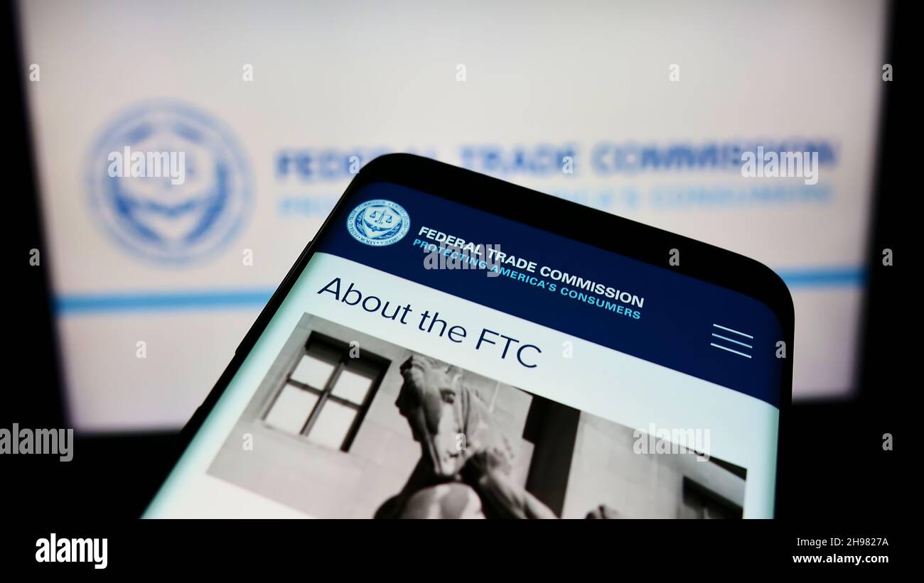 Mobiltelefon mit Webseite der US-amerikanischen Bundesbehörde Federal Trade Commission (FTC) auf dem Bildschirm vor dem Logo. Konzentrieren Sie sich auf die obere linke Seite des Telefondisplays. Stockfoto