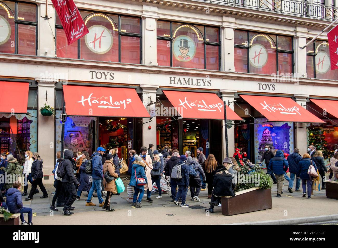 4th. Dezember 2021: Weihnachtseinkäufer im weltberühmten Hamleys Spielzeugladen in der Regent Street, London. Die britische Regierung hat Maßnahmen neu erlassen, die es zu einer rechtlichen Verpflichtung machen, Gesichtsbezüge in Geschäften und öffentlichen Verkehrsmitteln zu tragen, sofern sie nicht vom 30th. November ausgenommen sind, weil sie Bedenken wegen der Omicron-Variante von covid-19 hatte. London, Großbritannien. Stockfoto
