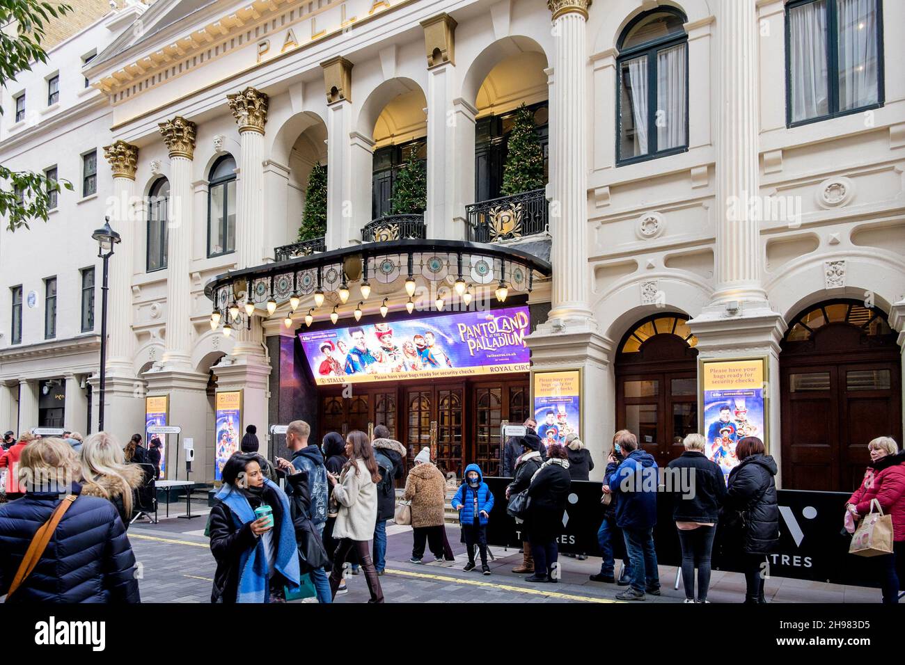 4th. Dezember 2021: Pantoland im Londoner Palladium eröffnet traditionelle Weihnachtsaufführungen, nachdem die Produktion im vergangenen Jahr aufgrund der Coronavirus-Pandemie eingestellt wurde. Die Familienschau mit den Stars Donny Osmond und Julian Clary läuft noch bis zum 9th. Januar. London, Großbritannien. Stockfoto