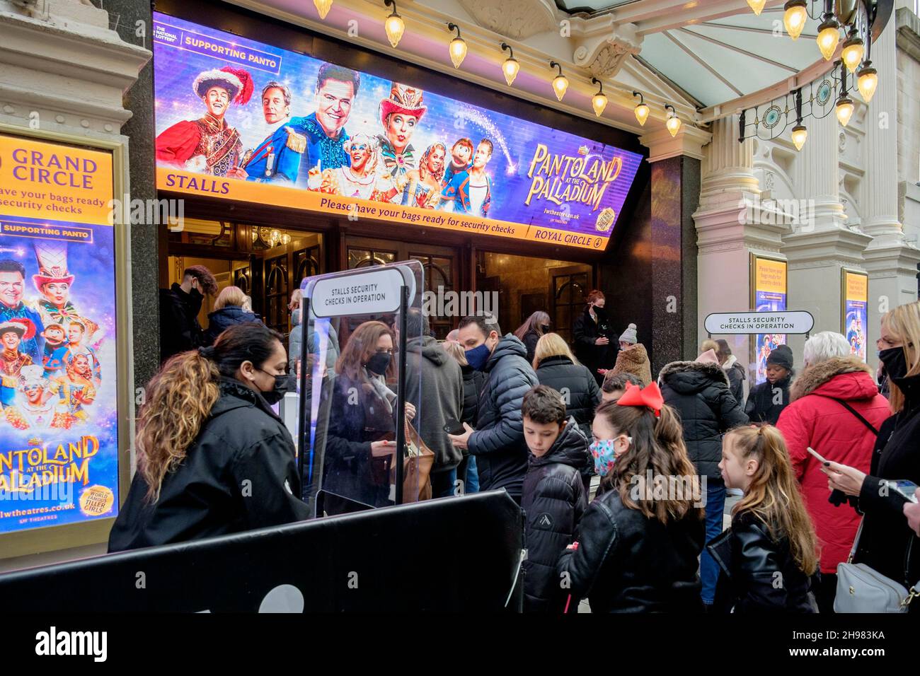 4th. Dezember 2021: Pantoland im Londoner Palladium eröffnet traditionelle Weihnachtsaufführungen, nachdem die Produktion im vergangenen Jahr aufgrund der Coronavirus-Pandemie eingestellt wurde. Die Familienschau mit den Stars Donny Osmond und Julian Clary läuft noch bis zum 9th. Januar. London, Großbritannien. Stockfoto