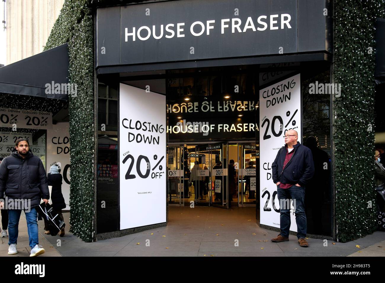 4th. Dezember 2021; der Flagship-Store des House of Fraser in der Oxford Street, London, soll im Januar 2022 geschlossen werden. Die Eigentümer des Gebäudes haben die Planungsgenehmigung erhalten, den Standort in sechs Stockwerke mit Büros umzubauen, wobei sich der Einzelhandel im Erdgeschoss befindet. Das heutige Gebäude in der Oxford Street 318 steht seit 1937. Stockfoto