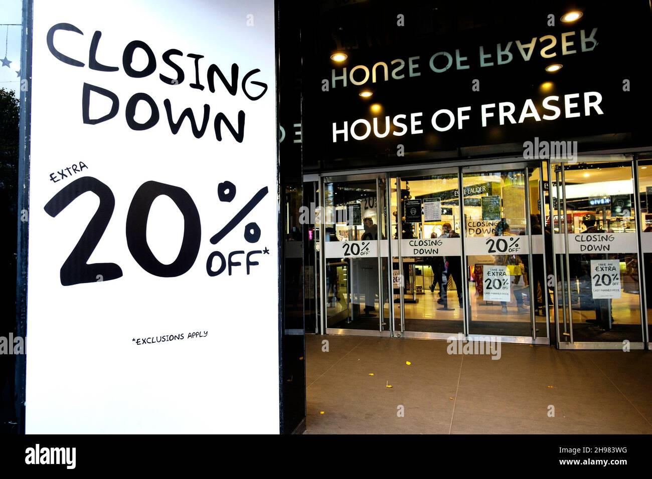 4th. Dezember 2021; der Flagship-Store des House of Fraser in der Oxford Street, London, soll im Januar 2022 geschlossen werden. Die Eigentümer des Gebäudes haben die Planungsgenehmigung erhalten, den Standort in sechs Stockwerke mit Büros umzubauen, wobei sich der Einzelhandel im Erdgeschoss befindet. Das heutige Gebäude in der Oxford Street 318 steht seit 1937. Stockfoto