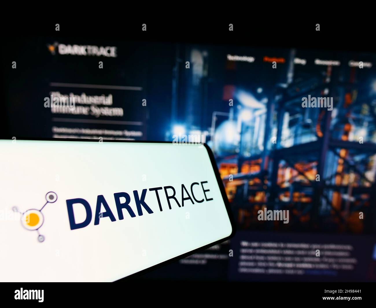 Smartphone mit Logo des Cyber-Verteidigungsunternehmens Darktrace plc auf dem Bildschirm vor der Business-Website. Konzentrieren Sie sich auf die Mitte rechts des Telefondisplays. Stockfoto