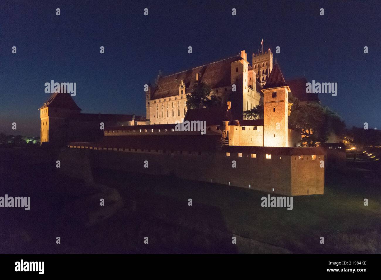 Hohe Schloss mit der Toilette Turm (dansker) des Deutschen Ordens Schloss von XIII bis XV. Jahrhundert Weltkulturerbe der UNESCO in Malbork, Polen gebaut. Stockfoto