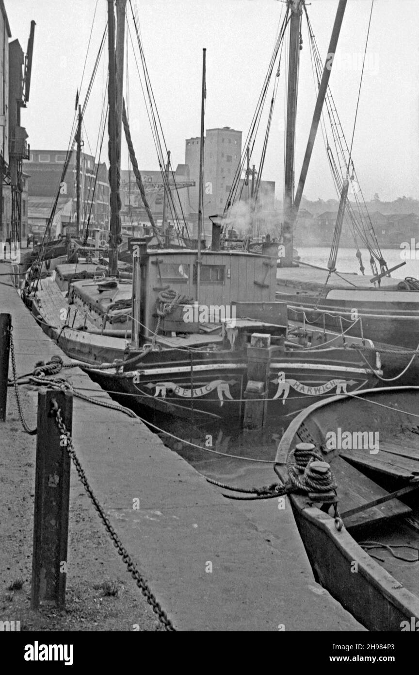 Das Wet Dock im Hafen von Ipswich, Suffolk, England, UK, fotografiert in den letzten Tagen des Handelsverkehrs Mitte 1960s. Hier werden noch immer Thames-Segelschiffe, hauptsächlich für den Getreidehandel, auf dem Fluss Orwell und der Nordsee eingesetzt. Das Zentrum ist ‘Beric’, ein 63 Tonnen schweres Holzkahn, das 1896 in Harwich, Essex gebaut wurde. Das Hafengebiet hier ist nun fast ausschließlich Wohngebieten, Bildungsentwicklungen und Freizeitaktivitäten gewidmet. Der Dock selbst ist der Heimhafen für Freizeitboote aller Formen und Größen – ein Vintage-Foto aus dem Jahr 1960s. Stockfoto