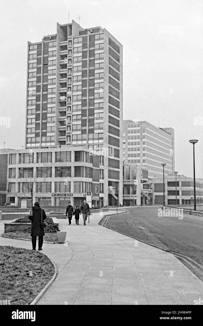 Britische brutalistische Architektur – hier bei der verlassenen Grayfriars-Entwicklung auf dem Franciscan Way, Ipswich, Suffolk, England, Großbritannien, fotografiert nicht lange nach der Fertigstellung Mitte 1960s. Die Straße war Teil einer unvollendeten Ringstraße. Die Greyfriars Entwicklung in den frühen 1960s gebaut. Die Entwicklung war kein Erfolg und wurde teilweise überarbeitet und der Rest abgerissen (einschließlich des niedrigen Gebäudes rechts). Der Franciscan Tower (Mitte links) ist ein Appartementblock. Es wurde 1990s umkleidet und in St. Francis Court umbenannt. Leider wurde er in entzündliches HPL-Material umkleidet – ein Vintage-Foto aus dem Jahr 1960s. Stockfoto
