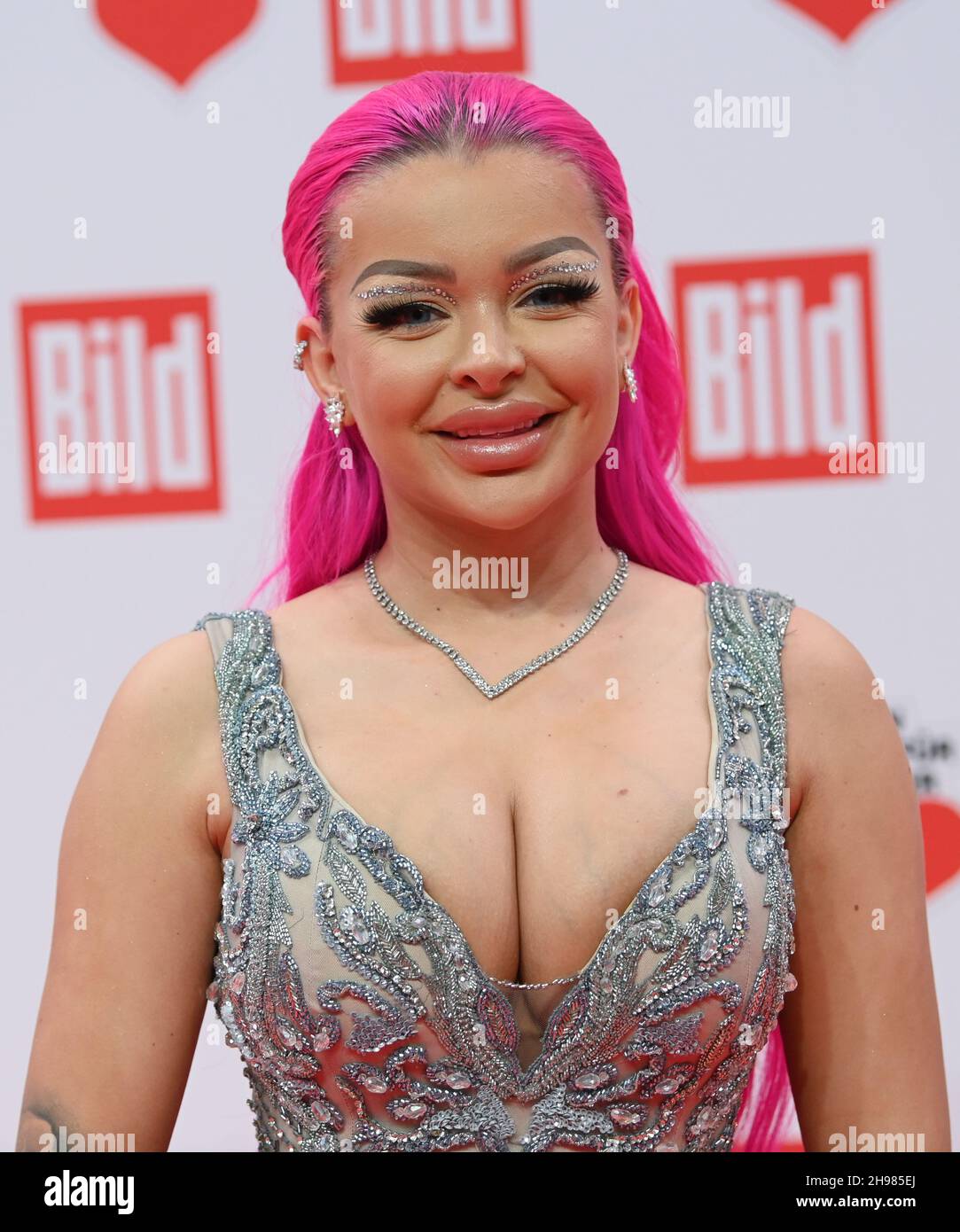 Berlin, Deutschland. 04th Dez 2021. Sängerin Katja Krasavice kommt zur TV-Spendenaktion „ein Herz für Kinder“. Quelle: Jens Kalaene/dpa-Zentralbild/ZB/dpa/Alamy Live News Stockfoto