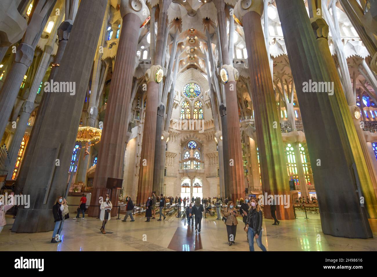 Barcelona, Spanien - 22 Nov, 2021: Innendecke der Basilika Sagrada Familia, Barcelona, Katalonien, Spanien Stockfoto