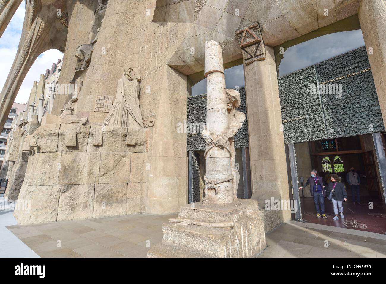 Barcelona, Spanien - 22 Nov, 2021: Statuen an der Außenseite der Sagrada Familia, entworfen vom modernistischen Architekten Antoni Gaudi. Barcelona Stockfoto