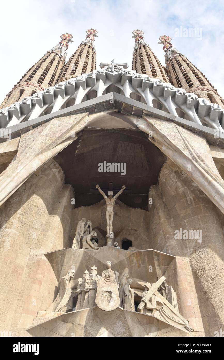 Barcelona, Spanien - 22 Nov, 2021: Statuen an der Außenseite der Sagrada Familia, entworfen vom modernistischen Architekten Antoni Gaudi. Barcelona Stockfoto