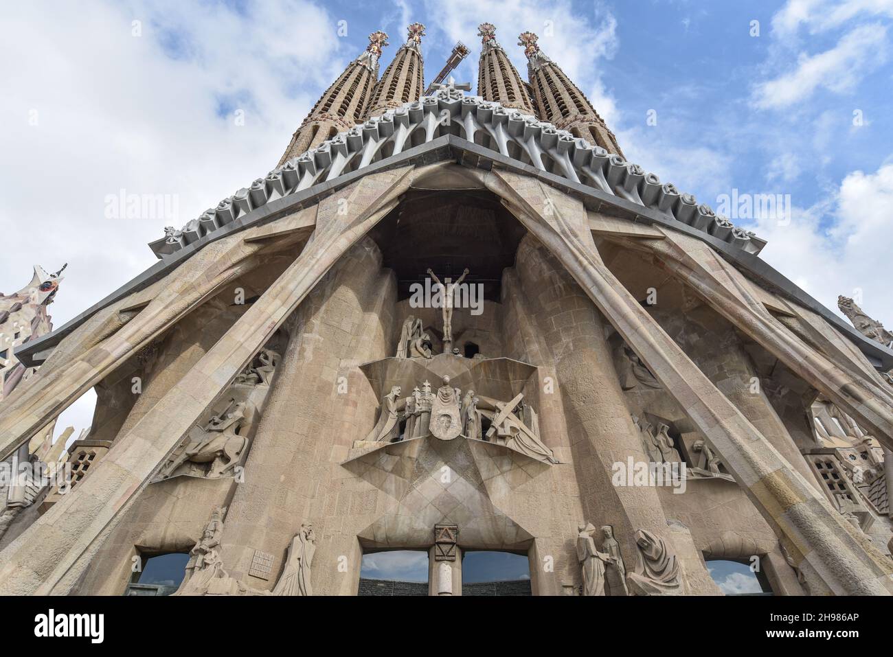 Barcelona, Spanien - 22 Nov, 2021: Statuen an der Außenseite der Sagrada Familia, entworfen vom modernistischen Architekten Antoni Gaudi. Barcelona Stockfoto